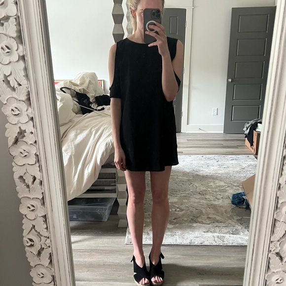 BB Dakota Dresses & Skirts - BB Dakota cold shoulder mini dress